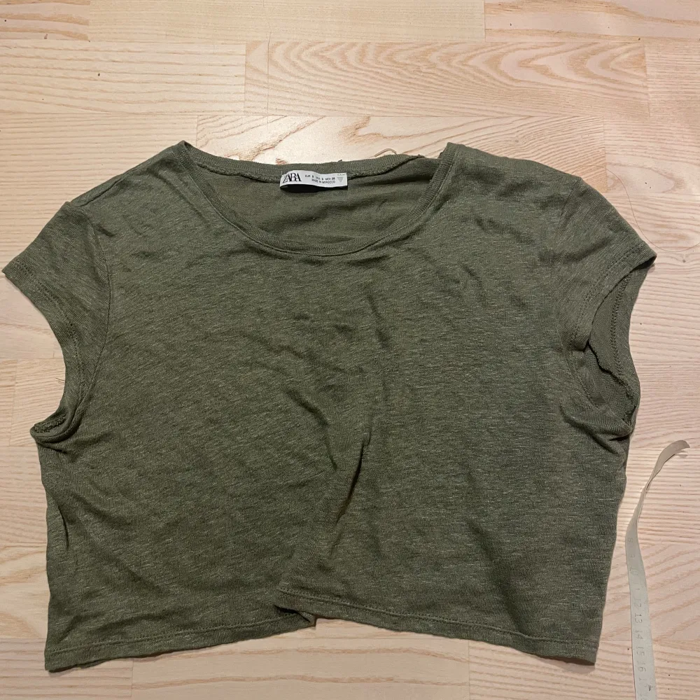 Kort t-shirt från Zara 26 cm lång ( från krage till nederkant på framsidan ) . T-shirts.