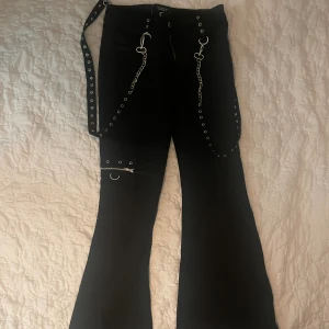 Emo/goth utsvängda byxor  - Materialet är som jeans. Bekväma. Skulle säga storlek varierar med längd. Rekommenderar till längre individer med midjemåttet (de är ganska långa).  *Obs aldrig använda*