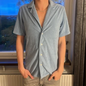 Frotte skjorta - Hej Säljer nu min killes frotté skjorta💕 Han är cirka 180 och den sitter fint på honom! Ny pris 600 mitt pris 249, frotté skjortan är ifrån märket John Henric! Köparen står för frakt 💕