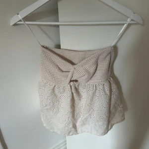 sommar tubtopp  - vet ej vart den är köpt , inga skador eller hål, aldrig använd , säljer eftersom : använder ej nypris : ej säker , säljer för : 65+frakt 