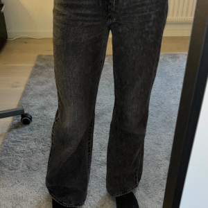 Svart/gråa bootcut mid Waist Levi’s jeans. Stora i storleken och inga fel på dem. Inte kommit till användning 