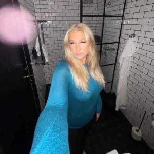 Intimissimi cashmere tröja - Mörkgrön cashmere tröja från Intimissimi i storlek L (passar M-L) med boatneck ringning  Bara använd några få gånger, förutom ett jättelitet hål på övre högra ärmen, så är den i jättefint skick!  Nypris 449 kr, säljer för 150 kr