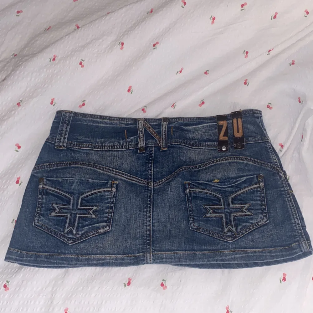 Så snygg ” Li Elements” vintage jeans kjol. Helt nytt skick  Köpt för 500kr . Kjolar.