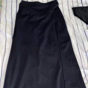 Säljer denna svarta maxi kjol med slits på ena sidan. Den är jätte fin men kommer ej till användning derför har jag beslutat att sälja den. Strl 34/38, passar mej som är L-XL i byxor 🫶