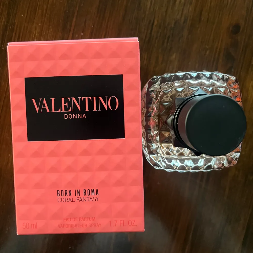 Valentino parfym born in Roma coral fantasy Köpte fel lukt så därför ja säljer Endast tagit ett sprut  Nypris 1100kr . Övrigt.