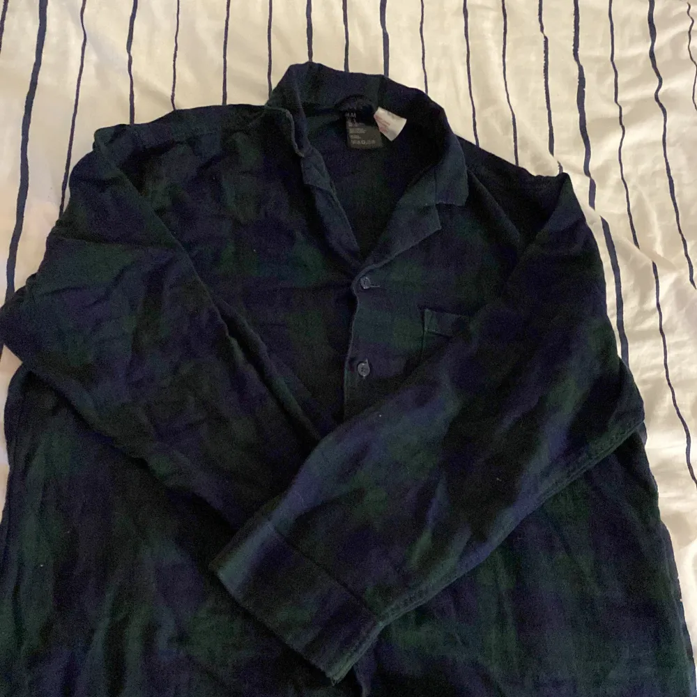 Hej, säljer denna super sköna pyjamasen ifrån H&M. Pyjamasen är i strl M. Den är ganska använd men har inga skador. Den är mörk blå & mörk grön. 🫶 . Skjortor.