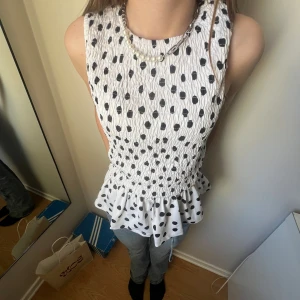 Prickig sommar topp - Jätte söt prickig sommar topp men volang längst nere! Passar perfekt på nån som har xs men även s-m då den är strechig😍💥