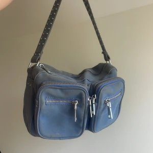 Noella väsk - Säljer då den inte används. Väldigt smutsig. Går nog absolut att tvätta bort men inget jag testat ännu därav priset. Frakt tillkommer på 50kr 