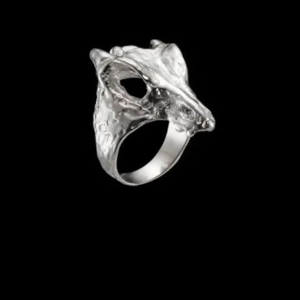 Hej, jag säljer min Maria Nilsdotter❣️. Det är Dragon ringen som inte säljs längre! Den är sjukt fin, unik. Knappt använd. Den är i silver, den köptes för 4000kr. Om du vill den i guld kan du guldplatera den för 299kr i deras butik. Kontakta för info❤️. Accessoarer.