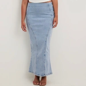 Maxikjol i denim  - Hej💐 Säljer denna fina kjol i helt ny skick, har inte hunnit använda det. Och säljer pågrund av religiösa skäl. Storlek (xs/s) 💗