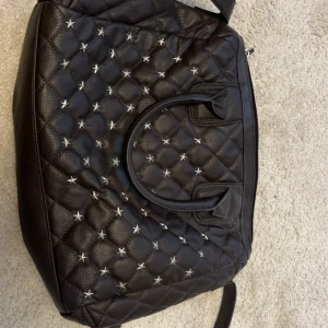 Väska - Säljer då jag inte får använding av den.    En chromebook får plats i. 