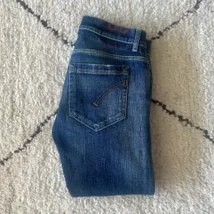 Ett par sjukt snygga Dondup jeans! | Skick 9/10, inga defekter | Storlek 30 | Modell ”George” | Nypris 3400kr, vårat pris endast 850kr | Svarar gärna på era frågor och funderingar!