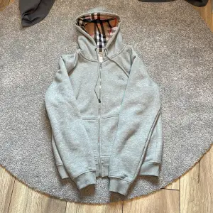 1:1 grå burberry hoodie som jag bara har provat 2-3 gånger. XL men sitter L/M pris lappen sitter kvar och har även påsen kvar.