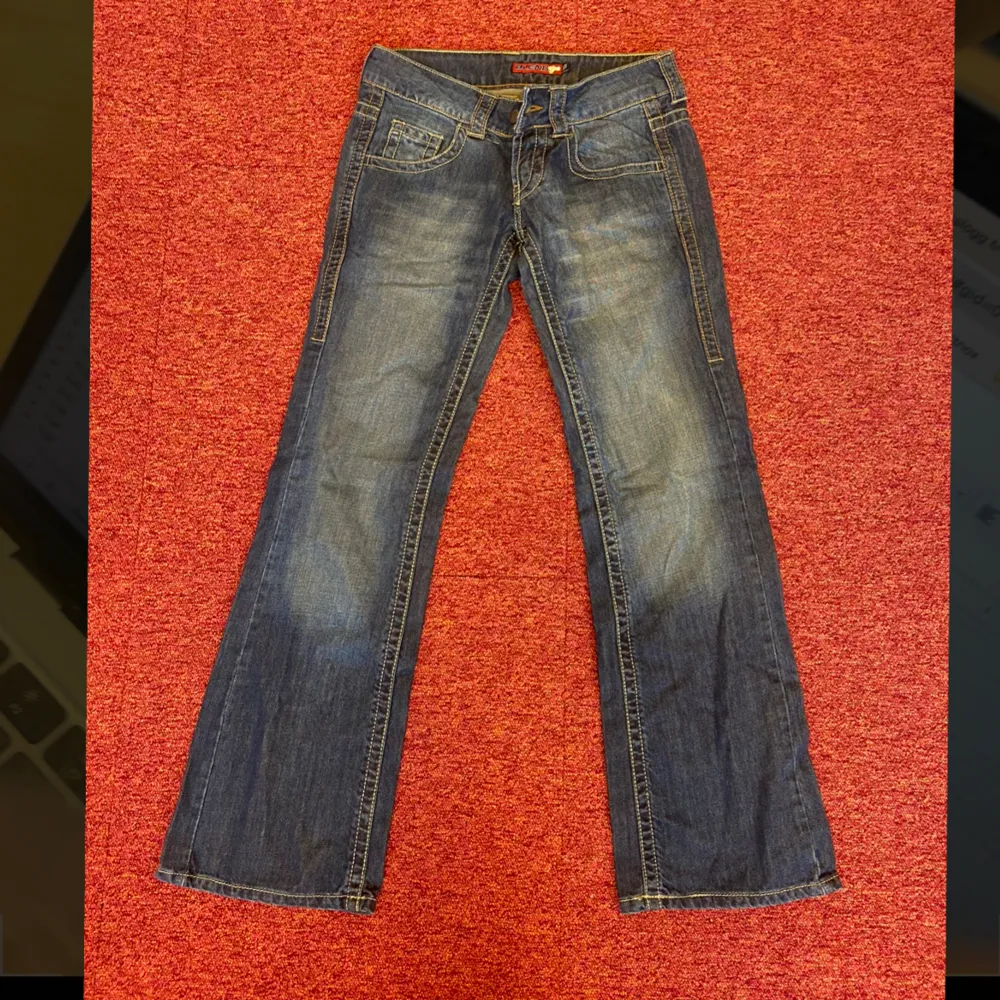 Utförsäljning!! Retro utsvängda lågmidjade jeans i storlek 34/36. Skriv för mått💕. Jeans & Byxor.