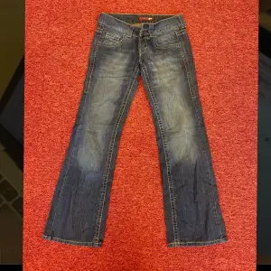 Utförsäljning!! Retro utsvängda lågmidjade jeans i storlek 34/36. Skriv för mått💕