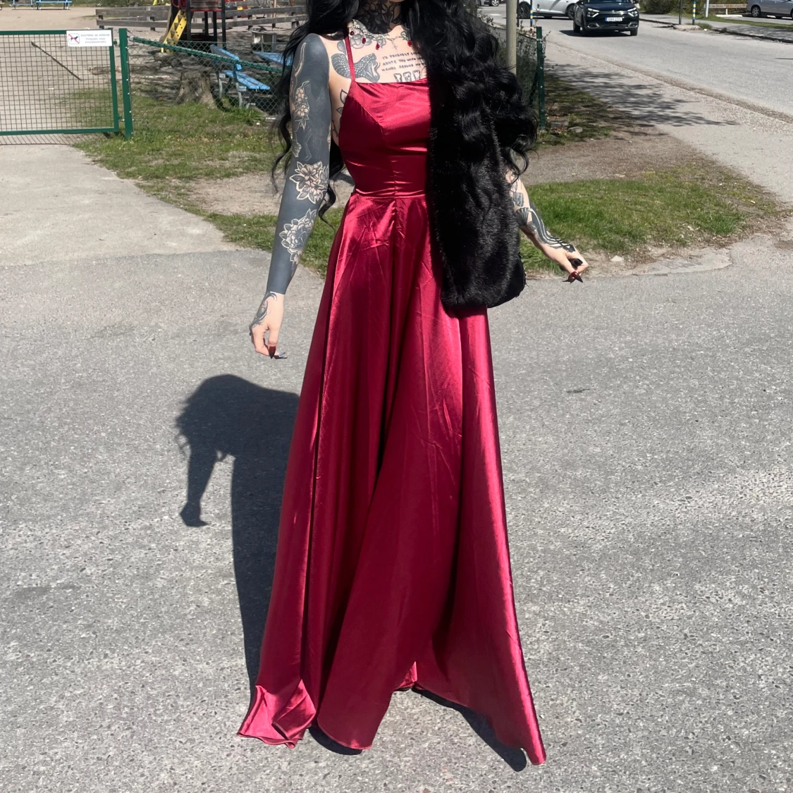 Vinröd balklänning i satin med öppen rygg