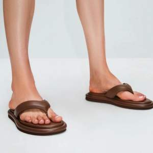 Så fina flipflops/sandaletter i italienskt läder från Gia Borghini. Endast använda en gång.  Nypris: 4599:-