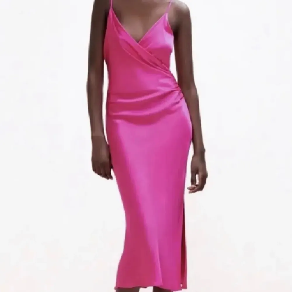 Superfin klänning från Zara, tyvärr lite för stor för mig så behöver sälja😢🩷. Klänningar.