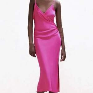Superfin klänning från Zara, tyvärr lite för stor för mig så behöver sälja😢🩷