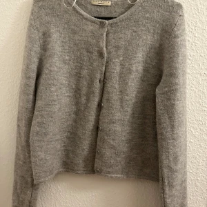 Grå kofta  - Använt denna kofta väldigt fåtal ggr, så den är i bra skick. Ren och hel. Nypris 399kr