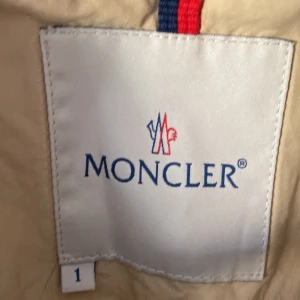 Moncler overshirt - Riktigt fet moncler overshirt storlek 170 passar nog lite större priset kan. Diskuteras dm för fler vilder