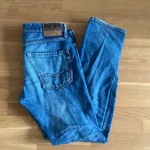 Säljer nu dessa extremt snygga replay jeans, modellen är waittom som är straight slim fit så sitter sjukt bra i passform! Skick 9/10. Storleken är 32/32 men passar mig som har 31/34 i vanliga fall. Pris 379kr