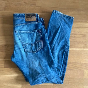 Replay Jeans - Säljer nu dessa extremt snygga replay jeans, modellen är waittom som är straight slim fit så sitter sjukt bra i passform! Skick 9/10. Storleken är 32/32 men sitter nog mer som 30/32. Pris 350kr