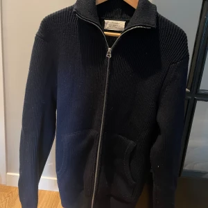Cardigan  - Zara cardigan som inte är använd så mycket eftersom jag har tröttnat på den men väldigt fin tröja som passar till allt möjligt, storlek M. Skriv om ni har frågor eller funderingar!