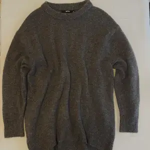 Mörk grå stickad tröja. Lite längre. Från bikbok i storlek XS. Super snygg, använt en gång. Ny skick 