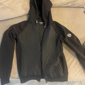 Colmar jacka - Jacka/tröja från Colmar. I väldigt bra skick då jag knappt använt den, storlek S!