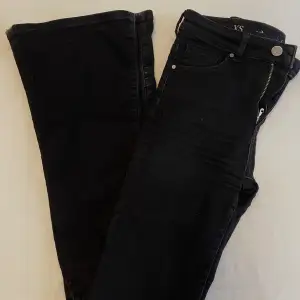 Verkligen Älskar dessa jeans, men får inte på mig dom längre. Super stretch bootcut jeans med hål på knäna från bikbok i stolek XS. Lite tragiga längst ner pga att jag är 160 och råkat gå på byxkanten. Annars bra skick! Sitter som en smäck där bak 👌🙌