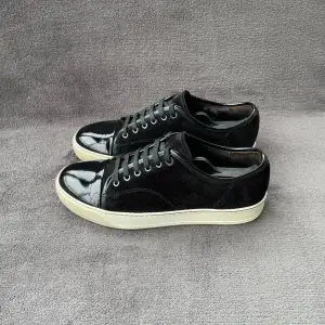 Extremt fräscha lanvin skor i färgen svart, med glansig toecap | storlek UK6 passar storlek 41-41.5 | nypris 4500kr | endast skorna medföljer vid köp