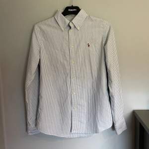 Säljer denna Custom Fit Polo Ralph Lauren skjortan som är i storlek S, men passar någon runt 170, den är randig i färgena vit och ljusblå, skjortan är i toppskick & knappt använd. Kom Privat för mer info/bilder