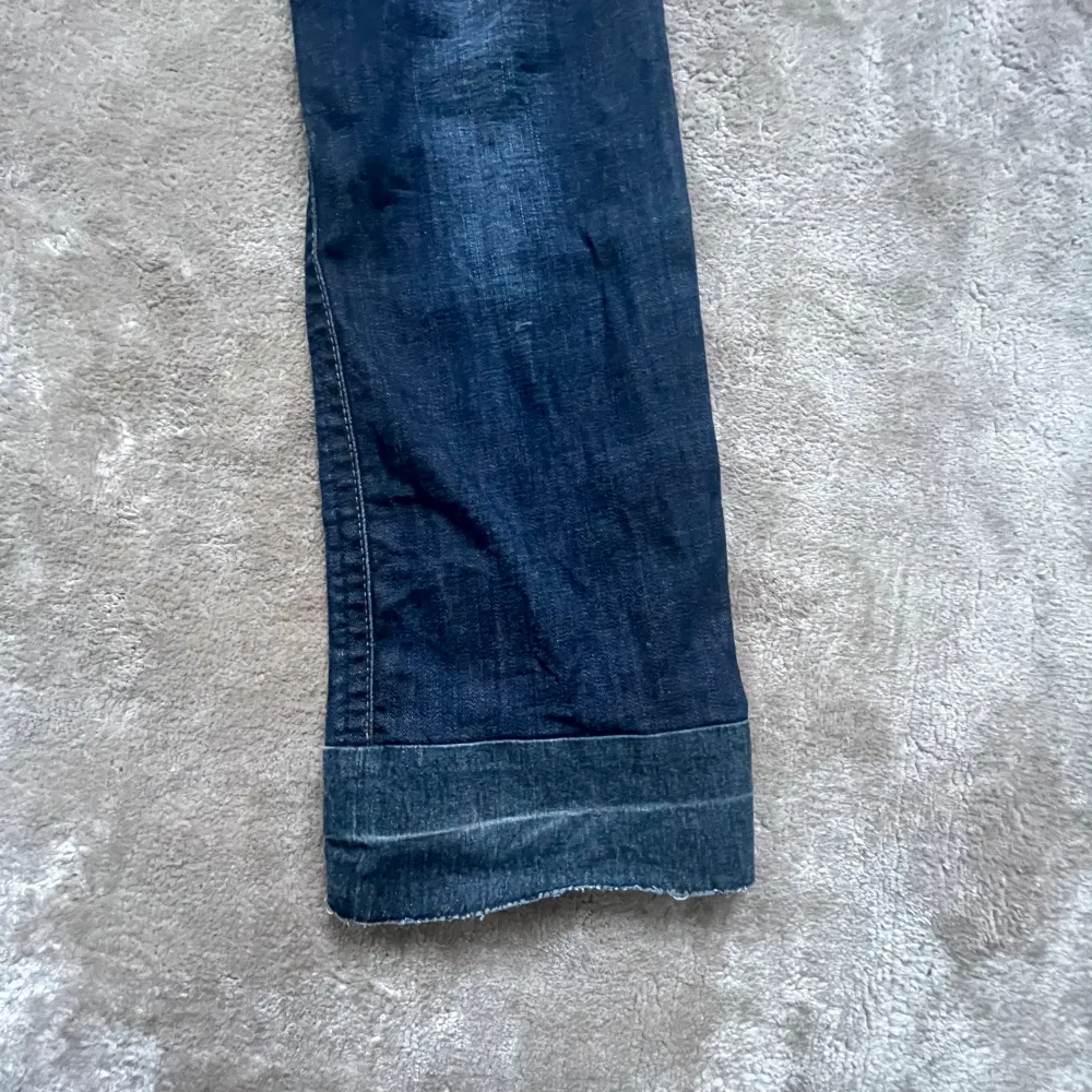 Super super snygga Lågmidjade jeans från herrlicher i storlek 29/34!😍  De är uppsprättade längst ner, se sista bild!  . Jeans & Byxor.