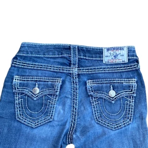True religion jeans  - Super snygga true religion jeans!! 🔥🔥 Dom är i storlek 26 i midjan och har blivit lagade men det syns inte på utsidan se bild 3 och fyra. Skriv om du har några funderingar 🐺🔥🔥