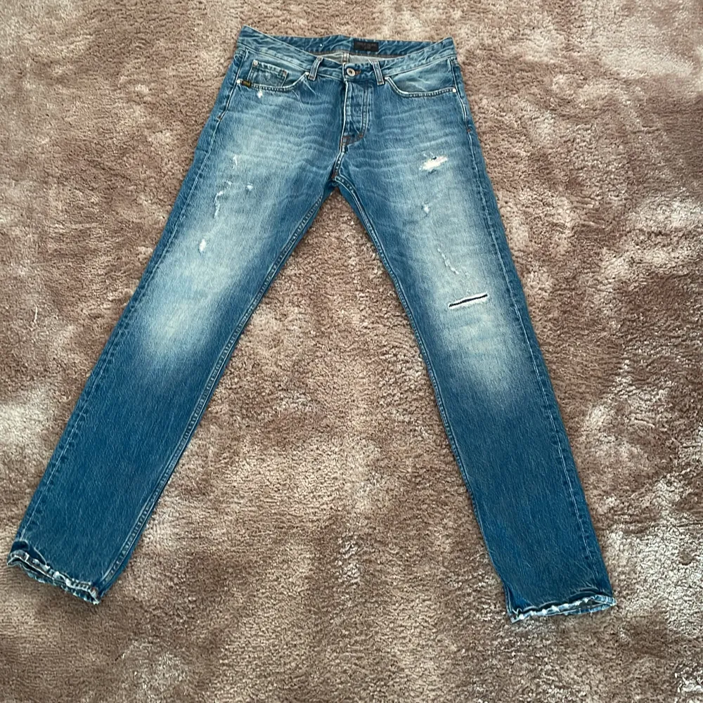 Riktigt snygga jeans från Tiger Of Sweden. Modellen är 171 lång (bild från förra säljaren) skick 9/10 säljer då de är lite för små för mig. Pris kan diskuteras. Jeans & Byxor.