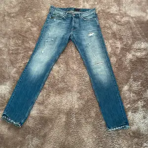 Riktigt snygga jeans från Tiger Of Sweden. Modellen är 171 lång (bild från förra säljaren) skick 9/10 säljer då de är lite för små för mig. Pris kan diskuteras