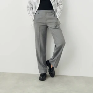 Kostymbyxor Gina Tricot - Såå fina kostymbyxor från Gina Tricot, säljer pga kommer ej till användning! Knappt använda💕