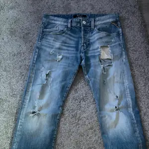 Säljer dessa replay jeans med slitningar . Köpte för 1200 och är i storlek 30.30. 