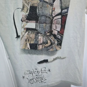 Signerad supreme t-shirt - Köpte en tröja som jag bara haft hängande som en cool grej. Signerad av supreme teamet och tillverkad av t-shirtstore. Aldrig använt den själv då den varot hängande, och har 2 små fläckar så därav priset.