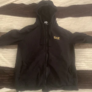 Ea7 set - ingen använding av längre har växt ifrån den Använd ett par ggr Äkta  Skriv om ni har några frågor eller vill diskutera pris 