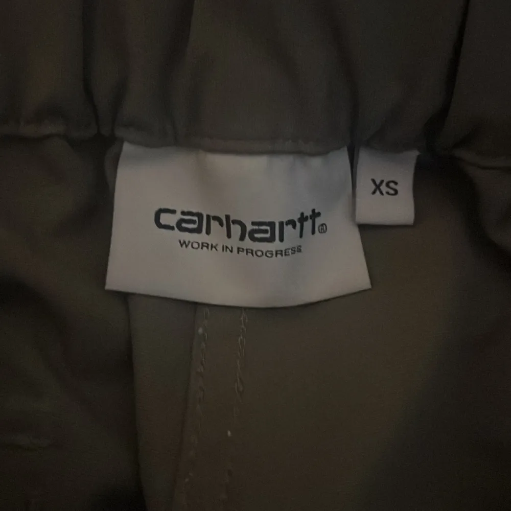 Tjena säljer ett par Carhart shorts är i bra skick har använt få tals gånger och har en fin oliv grön färg har också ett inbyggt bälte. Shorts.