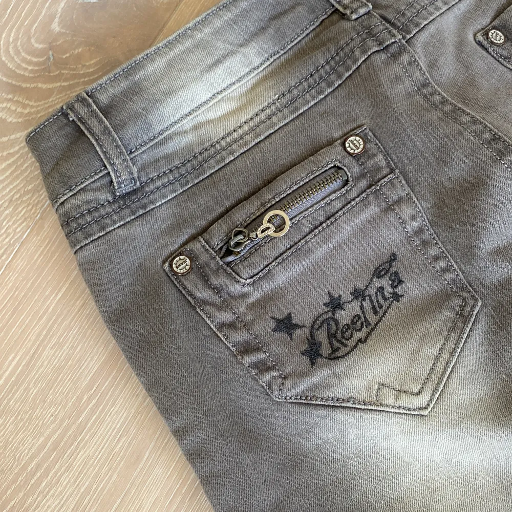 Lågmidjade gråa bootcut jeans i storlek w31  l34-36? Midjemått 40cm Innerbenslängd 84cm💕. Jeans & Byxor.