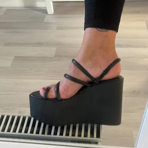 Platåsandal - Svart sandal med platå.