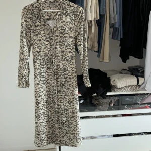 Klänning - Fin sommar klänning med ett band i midjan, i storlek 36🌸🌸🌸