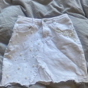 vit kjol - säljer min vita kjol ifrån denim stories, den är andvänt ett par gånger men fortfarande fint skick, det är storlek 36 men sitter som 32,34 jätte fin till sommaren
