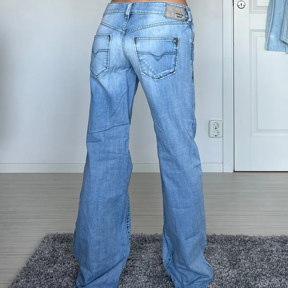 midjemått: 39cm rakt över, innerbenslängd: 80cm 💗 . Jeans & Byxor.