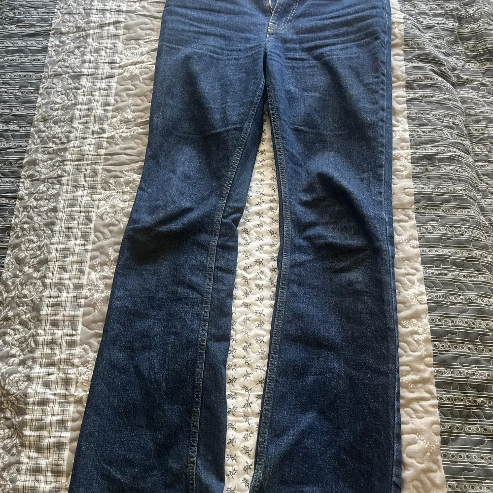 Jeans från ginatricot, knappt använda och bra skick. Köpt för 500 säljer för 200+ frakt. . Jeans & Byxor.