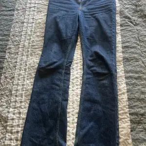 Jeans från ginatricot, knappt använda och bra skick. Köpt för 500 säljer för 200+ frakt. 