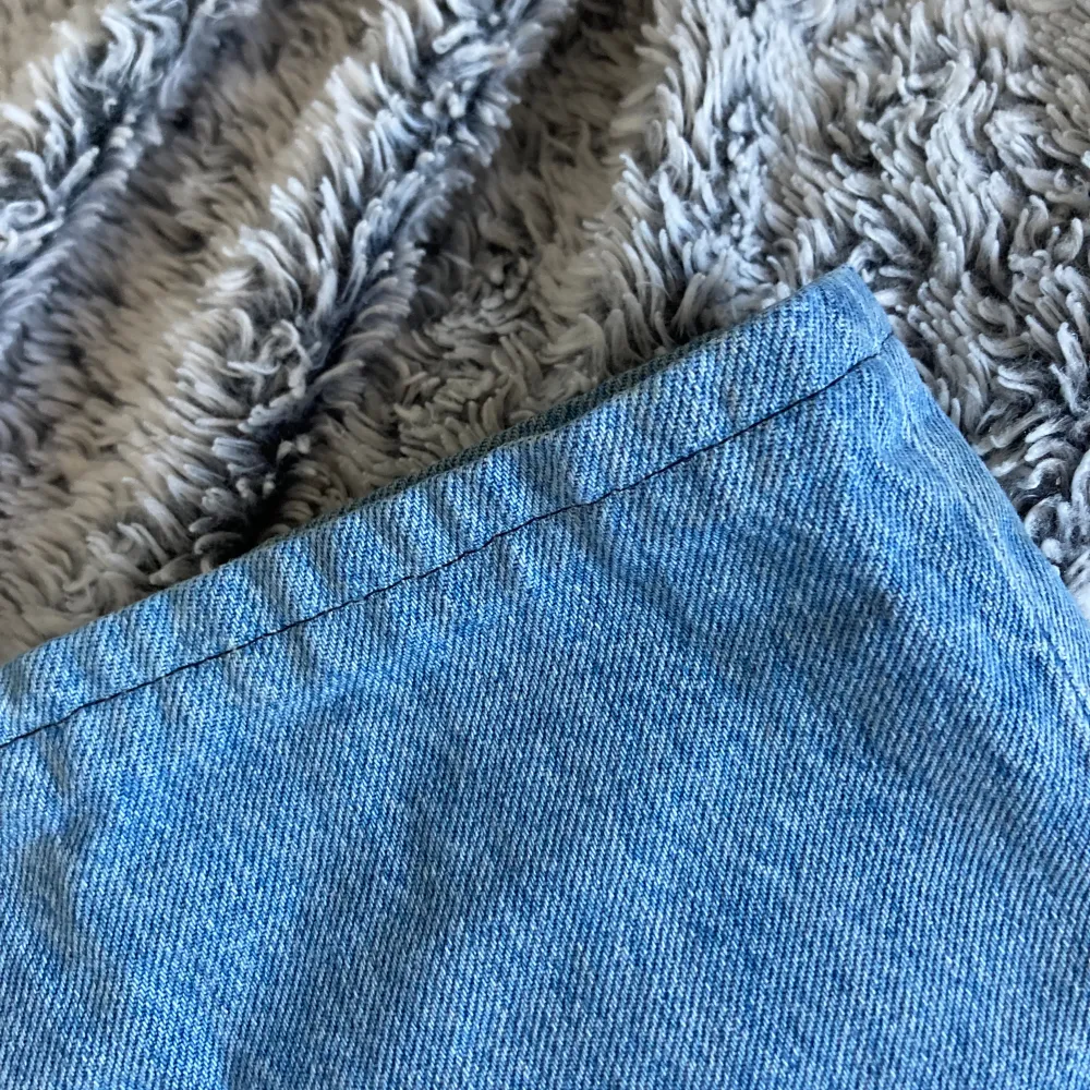 Ett par fina jeans från Lager 157! De är ca 70 cm i midjemått och 72 cm i beninnermått längden, uppsydda och i fint skick💞💗 (Djur finns i hemmet) nypris: 400 kr💕. Jeans & Byxor.